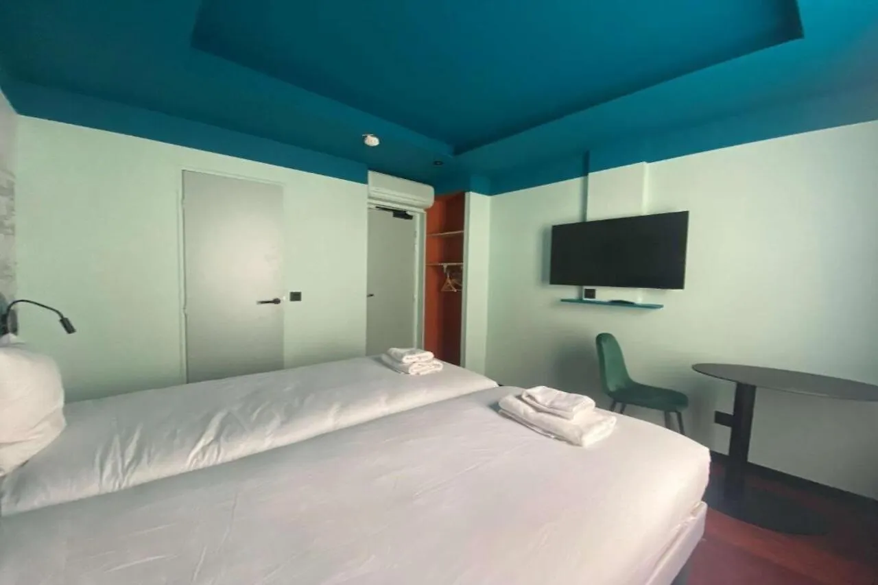 Ibis Styles Batignolles Париж